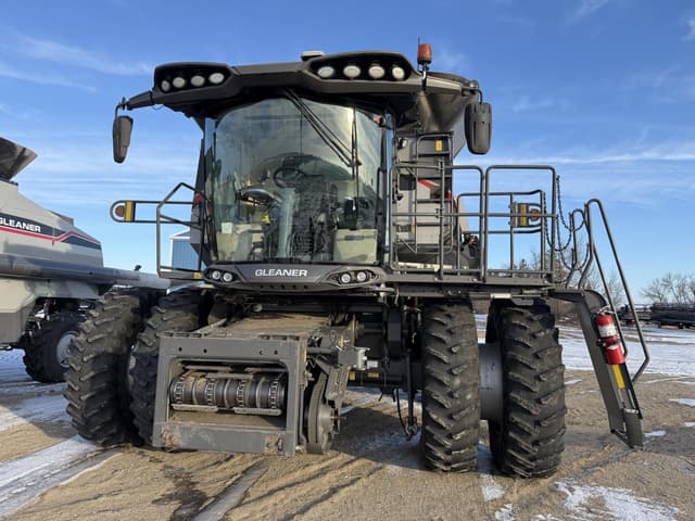 Image of Gleaner S97 equipment image 2