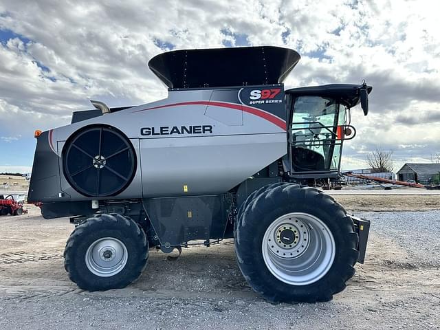 Image of Gleaner S97 equipment image 4