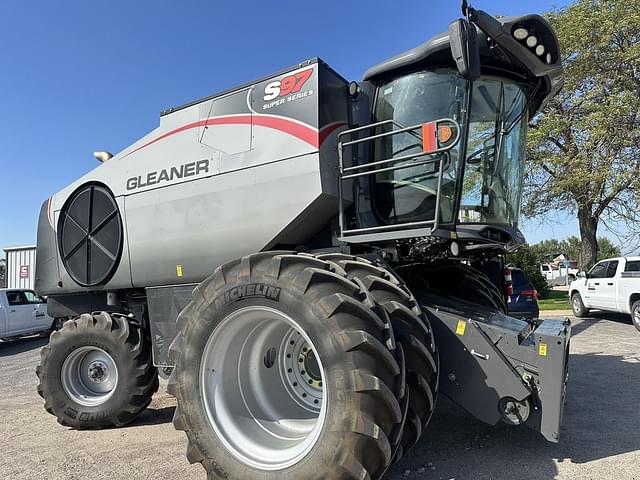 Image of Gleaner S97 equipment image 2