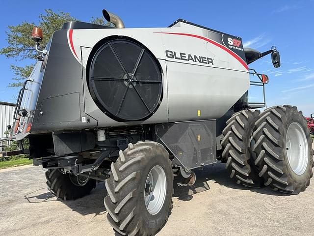 Image of Gleaner S97 equipment image 2