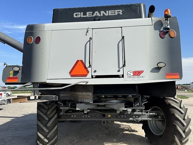 Image of Gleaner S97 equipment image 3