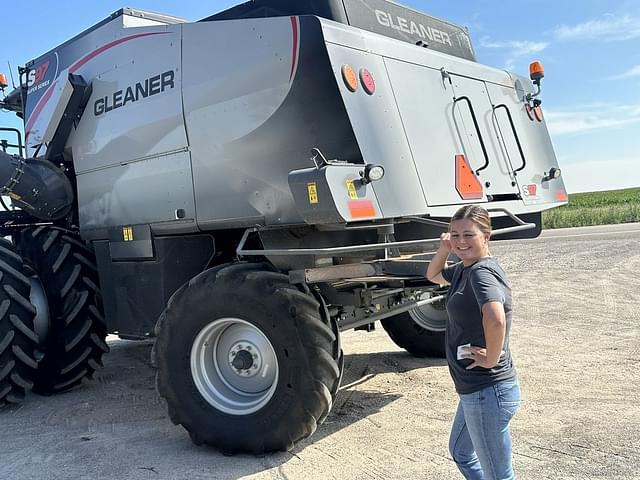 Image of Gleaner S97 equipment image 4