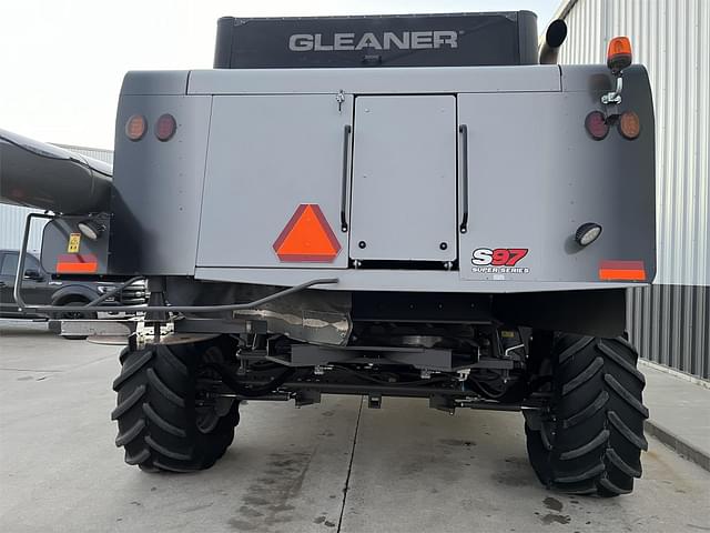 Image of Gleaner S97 equipment image 2