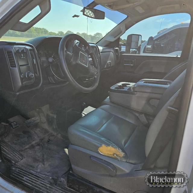 Image of GMC 3500HD equipment image 4
