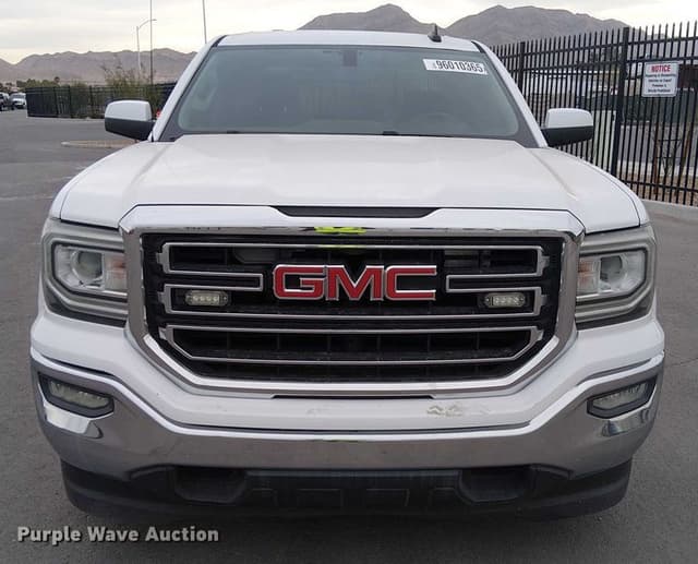 Image of GMC Sierra 1500 equipment image 1
