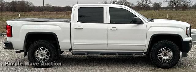 Image of GMC Sierra 1500 equipment image 3