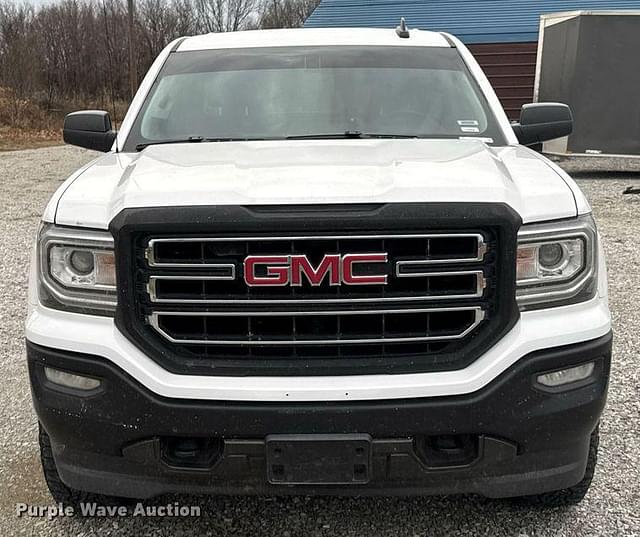 Image of GMC Sierra 1500 equipment image 1