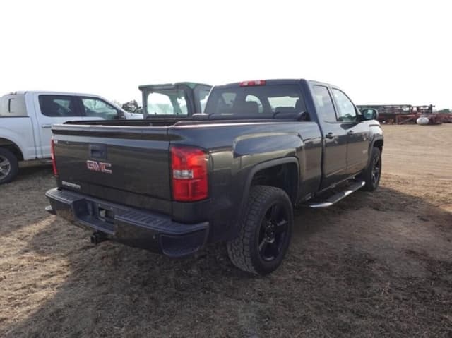Image of GMC Sierra 1500 equipment image 2