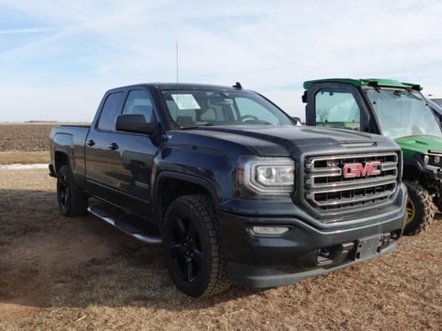 Image of GMC Sierra 1500 equipment image 1