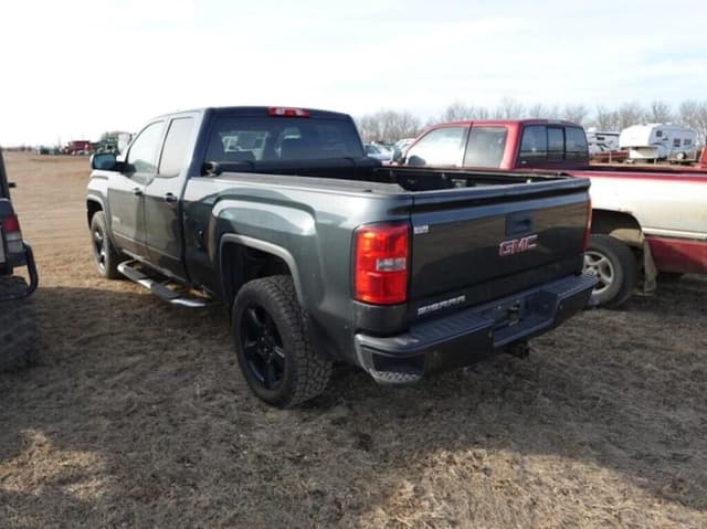 Image of GMC Sierra 1500 equipment image 3