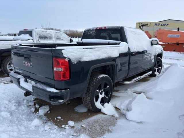 Image of GMC Sierra 1500 equipment image 3