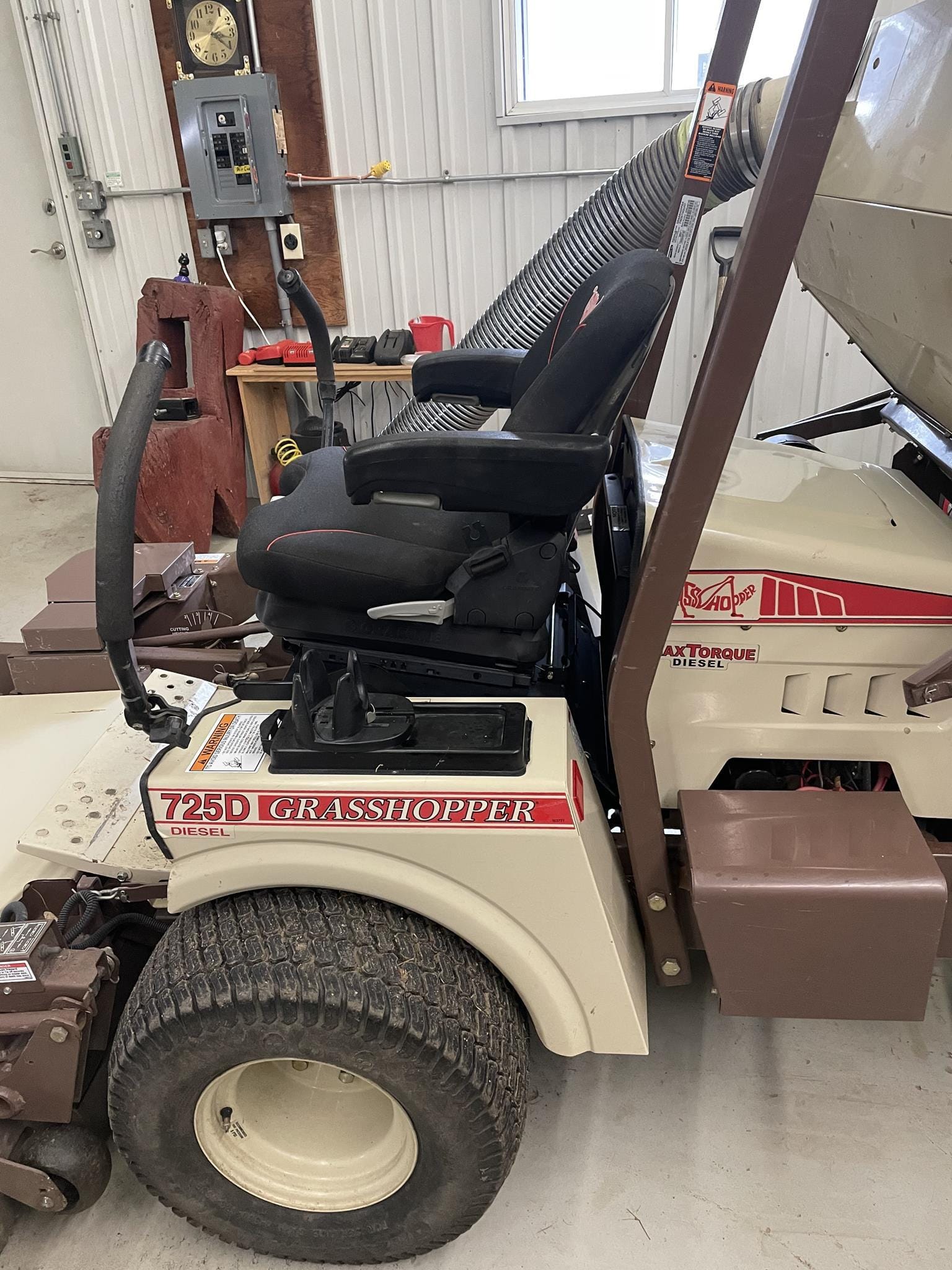 2017 Grasshopper 725D Equipment Image0