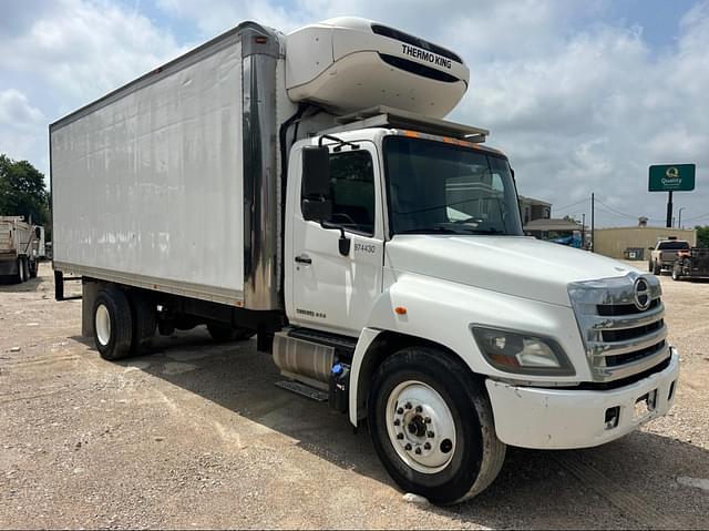 Image of Hino 258 equipment image 2
