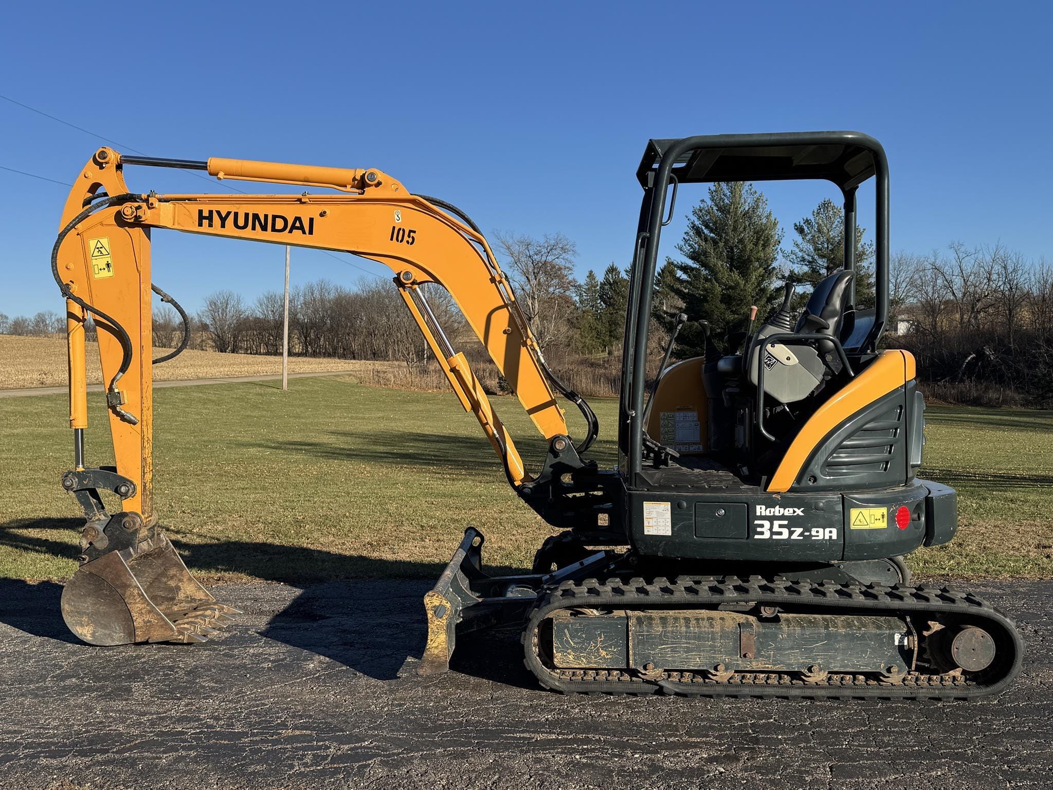 2017 Hyundai Robex 35Z-9A Equipment Image0