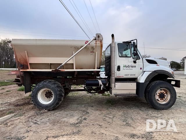 Image of International 7400 equipment image 2