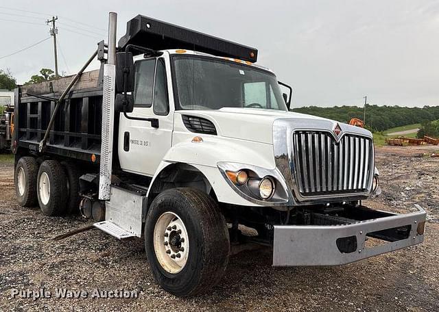 Image of International 7400 equipment image 2
