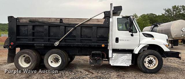 Image of International 7400 equipment image 3