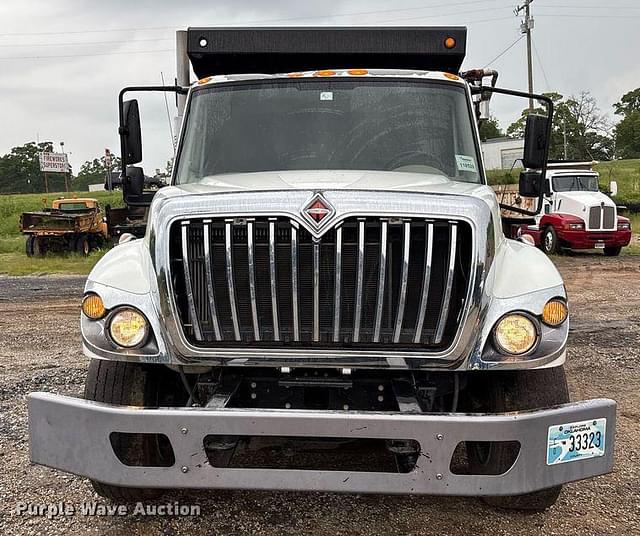 Image of International 7400 equipment image 1