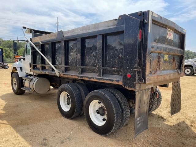 Image of International 7400 equipment image 1