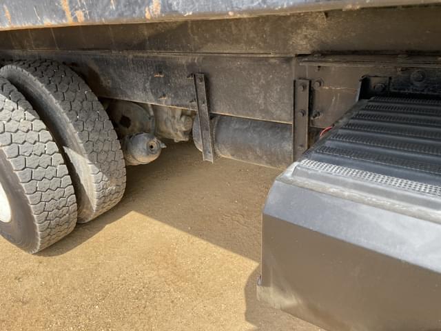Image of International 7400 equipment image 4