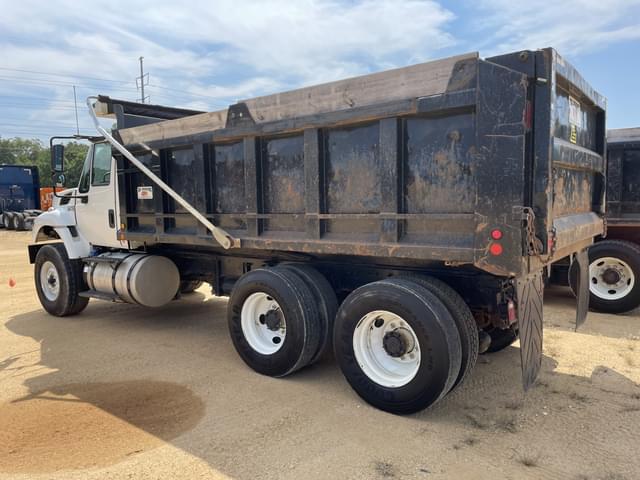 Image of International 7400 equipment image 1