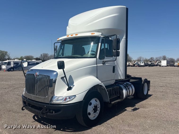 2017 International 8600 Equipment Image0