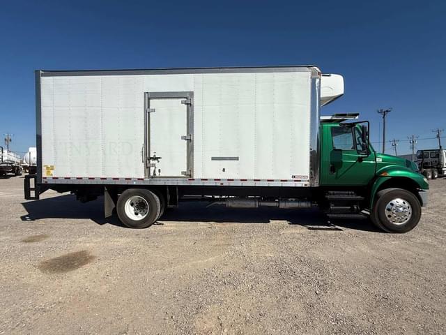 Image of International Durastar 4300 equipment image 1