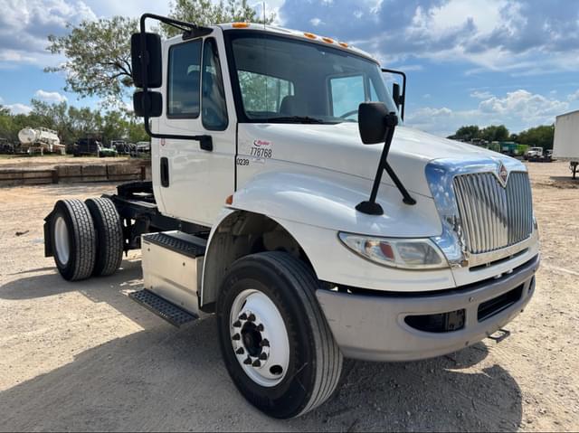Image of International DuraStar 4400 equipment image 2