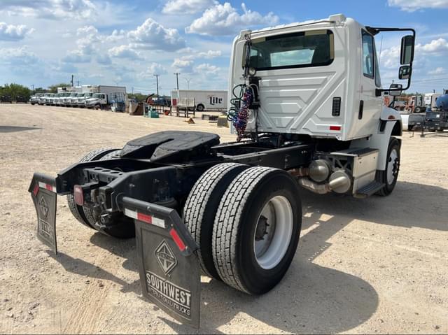 Image of International DuraStar 4400 equipment image 3