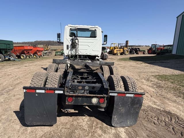 Image of International LT625 equipment image 3