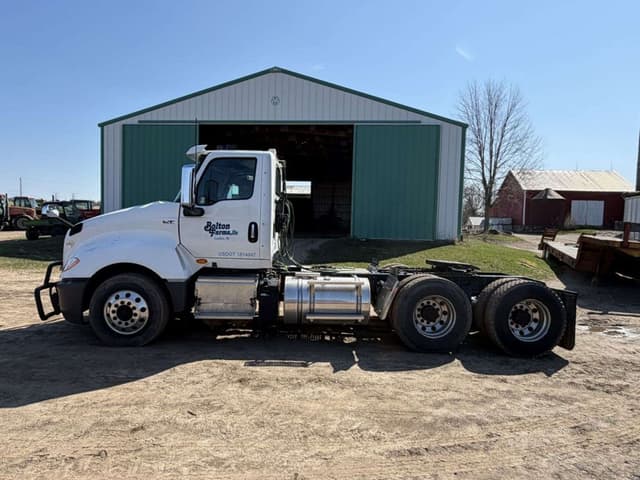 Image of International LT625 equipment image 1