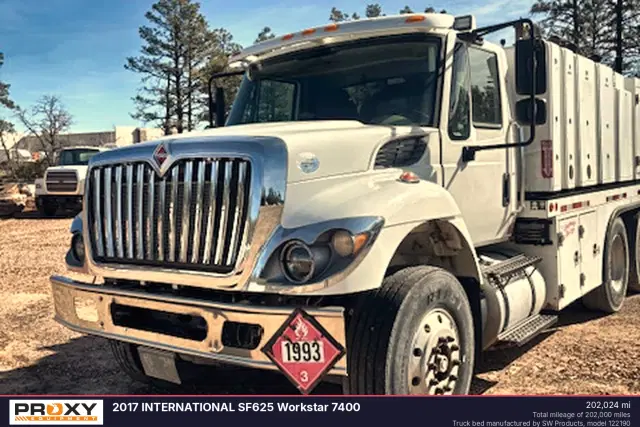 Image of International Workstar 7400 equipment image 2