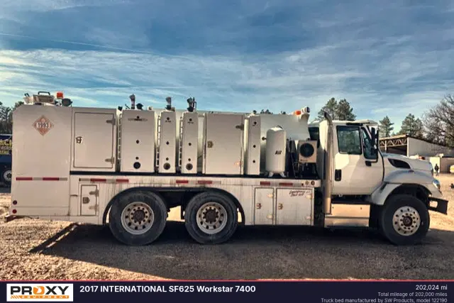 Image of International Workstar 7400 equipment image 1