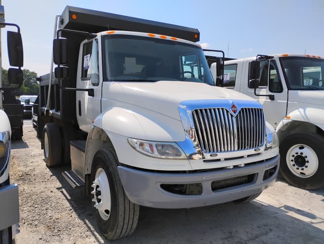Image of International Workstar 7400 equipment image 4