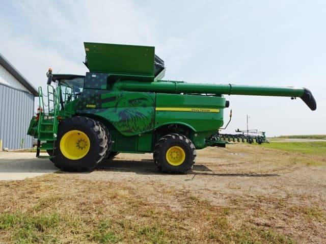 Image of John Deere S690 equipment image 1