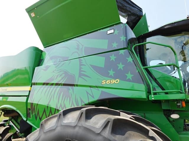 Image of John Deere S690 equipment image 4