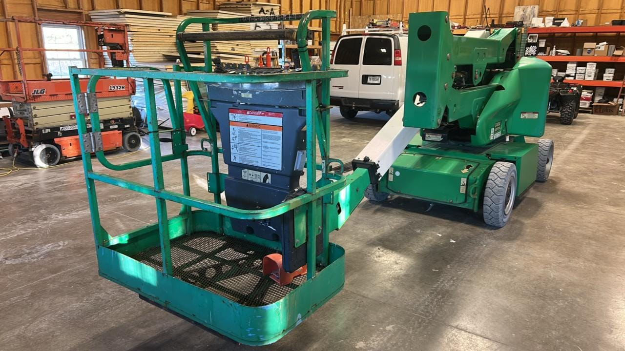 2017 JLG E400A Equipment Image0