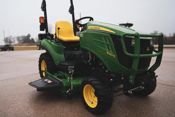 Image of John Deere 1023E equipment image 4