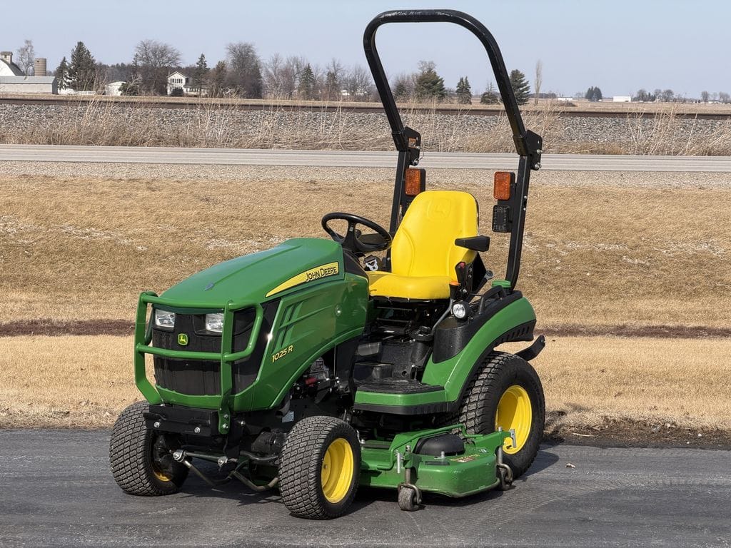 2017 John Deere 1025R Equipment Image0