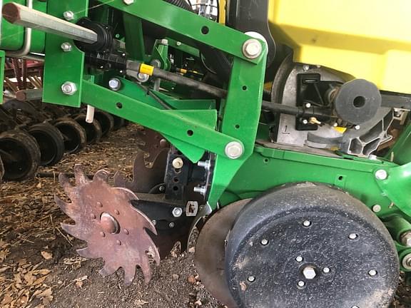 Image of John Deere 1705 equipment image 3