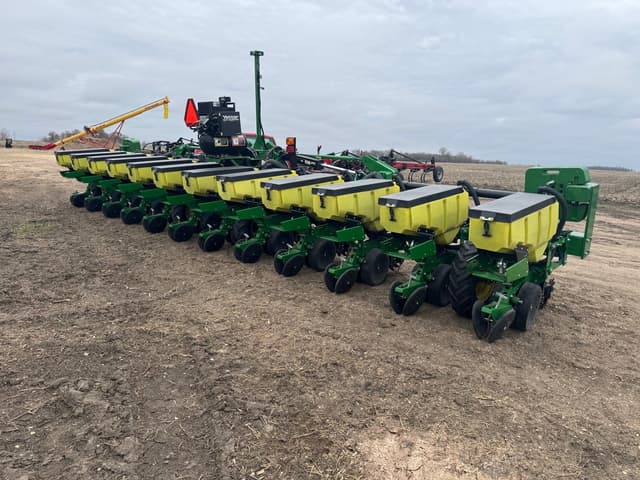 Image of John Deere 1725 equipment image 4