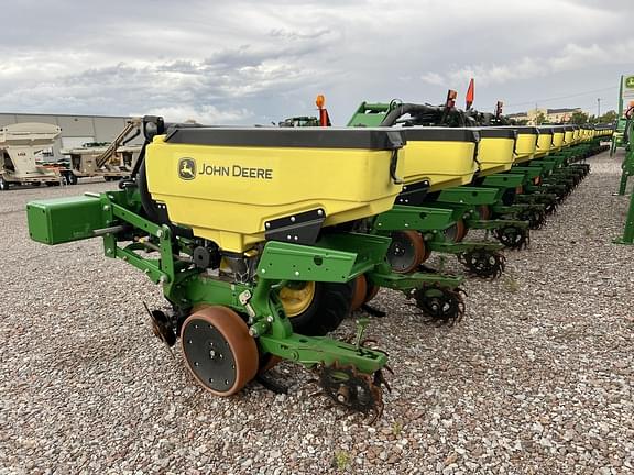 Image of John Deere 1725 equipment image 2