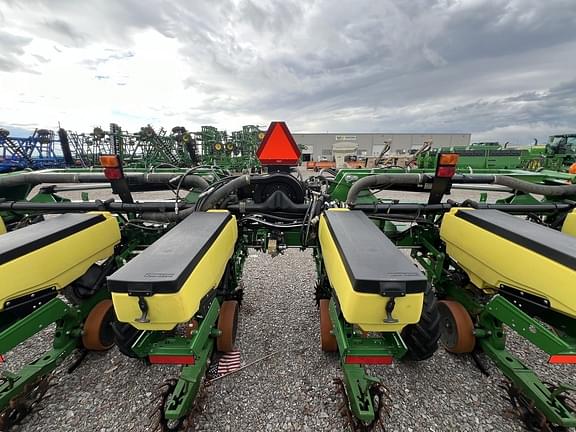 Image of John Deere 1725 equipment image 3