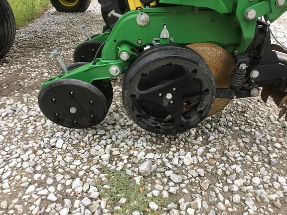 Image of John Deere 1725 equipment image 3