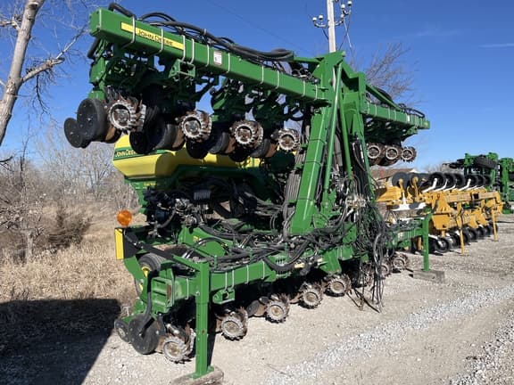 Image of John Deere 1725 equipment image 2