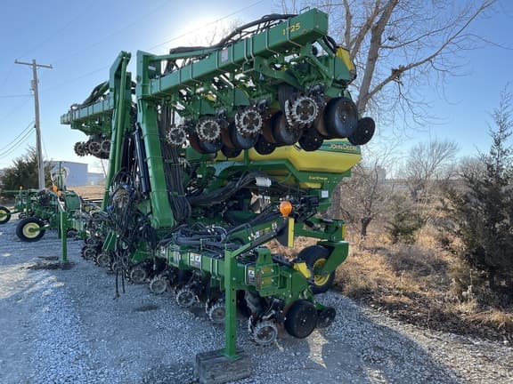 Image of John Deere 1725 equipment image 1