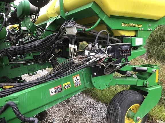 Image of John Deere 1725 equipment image 4