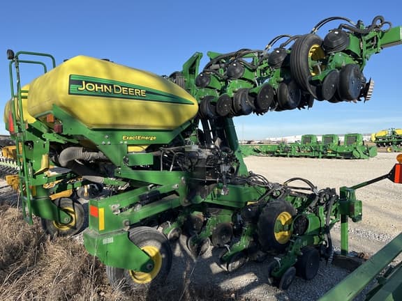 Image of John Deere 1725 equipment image 4