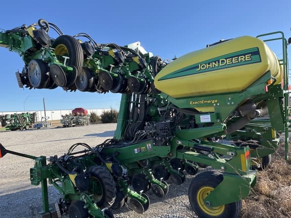 Image of John Deere 1725 equipment image 3