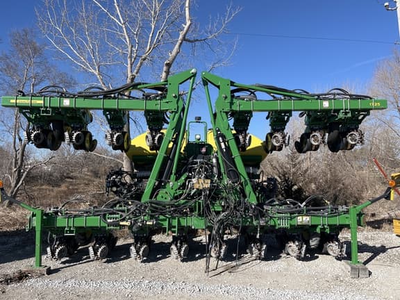 Image of John Deere 1725 equipment image 1